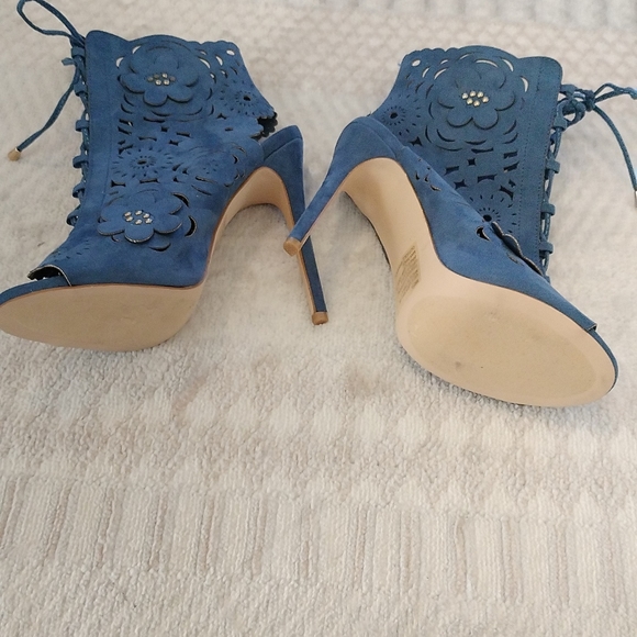 JUSTFAB HEEL SHOES, BLUE COLOR, FLORAL DESIGN, FRONT LACES. - Picture 12 of 12